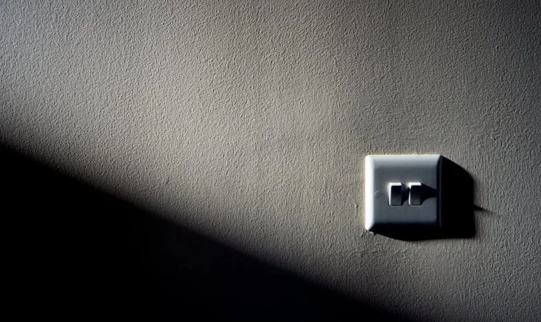 Între Două Focuri: Povara unei Alegeri Imposibile