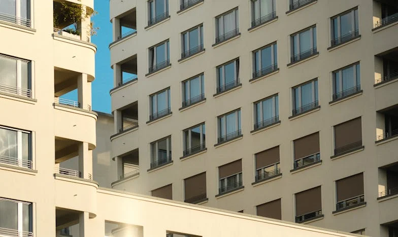 Între Mormântul Tatălui și Soțul Străin: Povestea Unei Mame Rănite