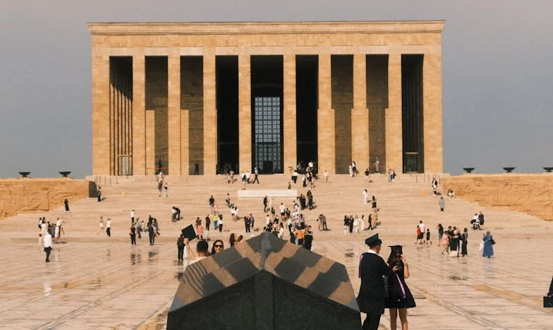 Când mama-soacră a vrut să fie tânără: Povestea unei creme și a unei familii pe muchie de cuțit