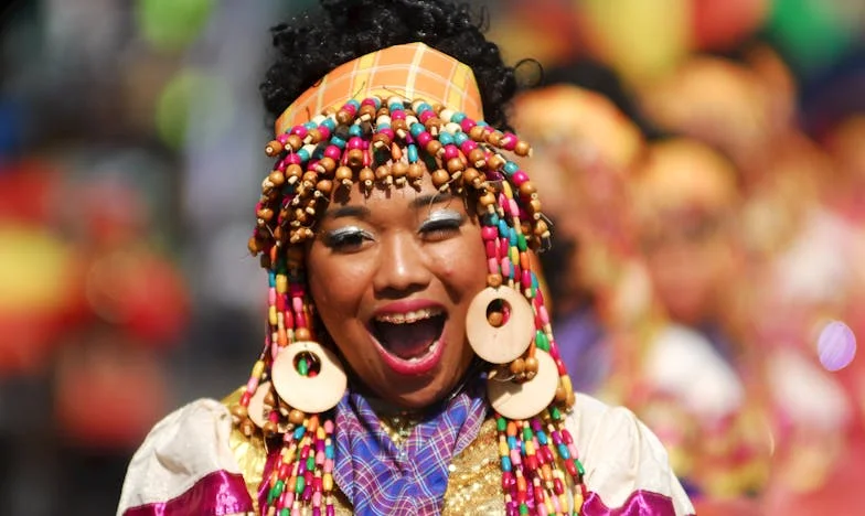 Cine sunt eu, când tot ce știu se destramă?