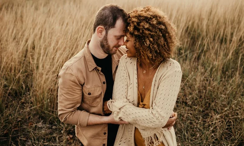 Tulipane ofilite și tăcerea din sufragerie: Povestea unei încrederi pierdute