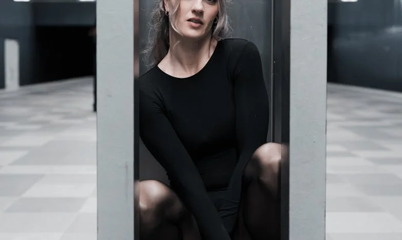 Când mama soacră a spus: „Atunci tu iei creditul.” – Povestea unei întoarceri cu un singur geamantan