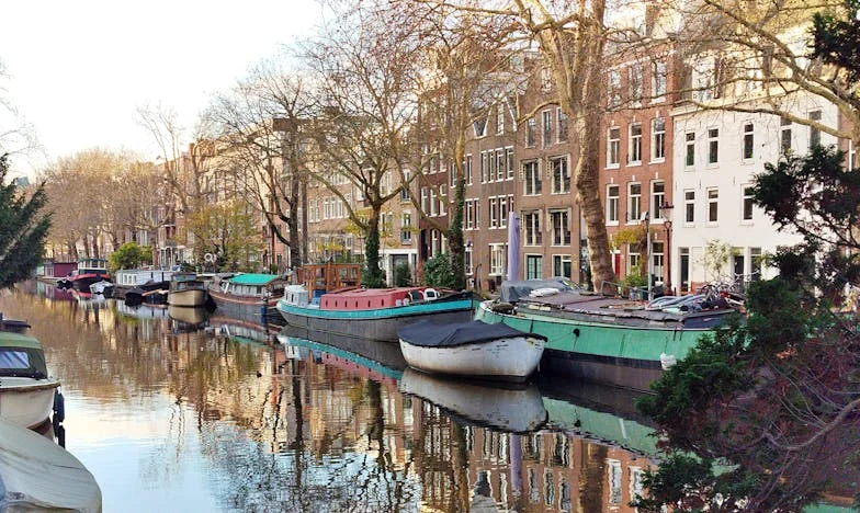 Casa de la răscruce: Între trecut și viitor