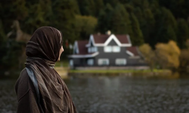 După moartea tatălui meu, am alungat-o pe femeia cu care a trăit: povara unei decizii care mi-a sfâșiat familia