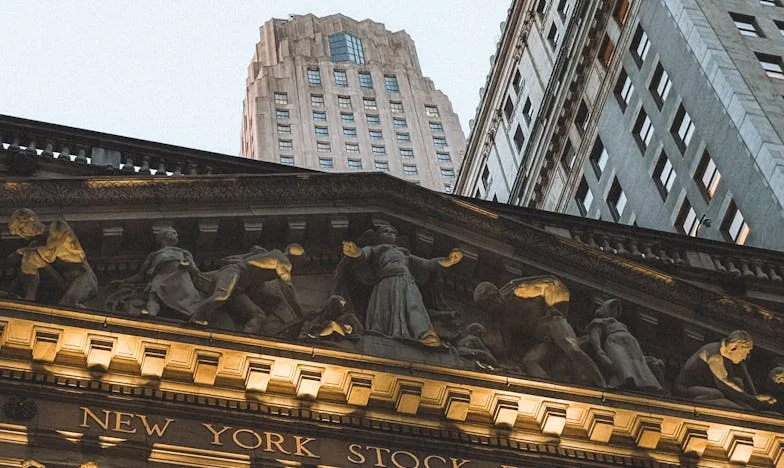 Între Dorința de a Ajuta și Nevoia de a Lăsa Să Crească: Povestea Unei Soacre Românce