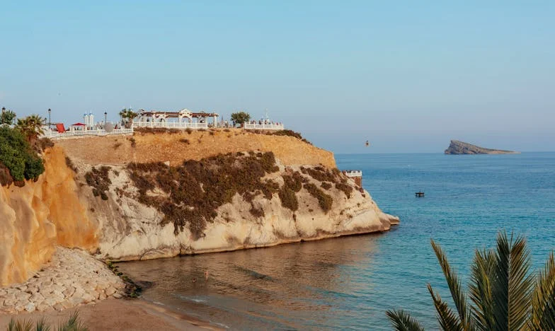 Între două lumi: Povestea mea despre libertate, familie și dreptate