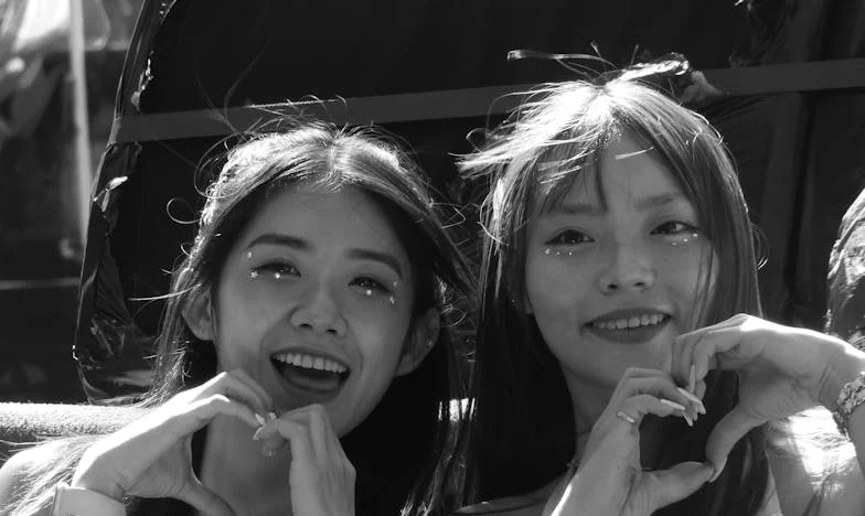 Între două lumi – Povestea mea despre libertate și familie