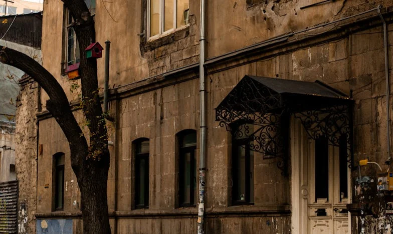 Între mamă și soție: Povara alegerii imposibile