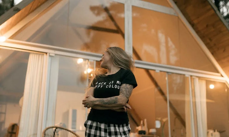 Între patru pereți: Povestea unei bunici și a luptei pentru liniște într-o casă prea mică