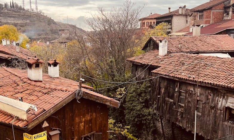 Ochiul din furtună: Povestea Mariei între iubire și exil