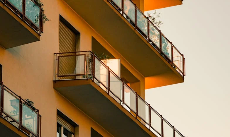 „Tu trebuia să ai grijă de copiii mei, nu să-i lași flămânzi!” – Povestea unei bunici între datorie și neputință