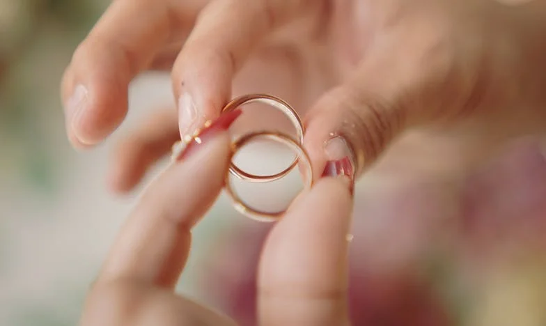 Umbra din casa lor: Povestea unei nurori invizibile