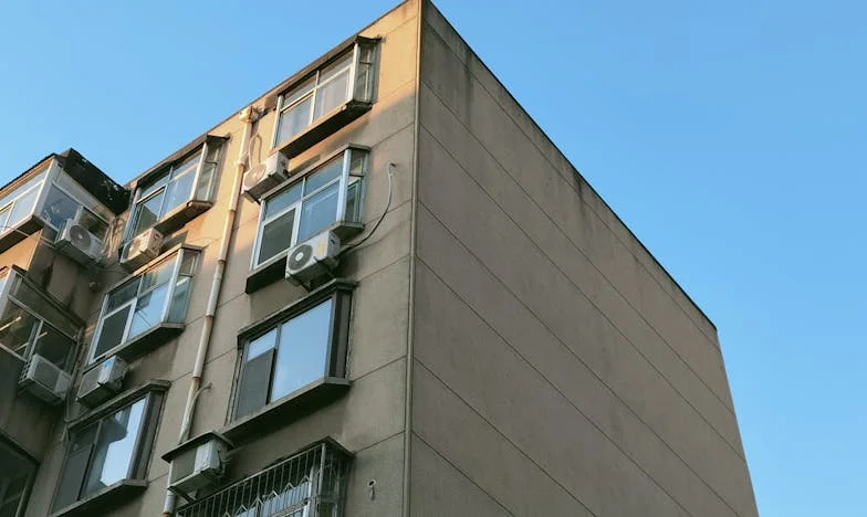 Când Vecina a Deschis Ușa în Halat: Povestea Unei Trădări Nevăzute