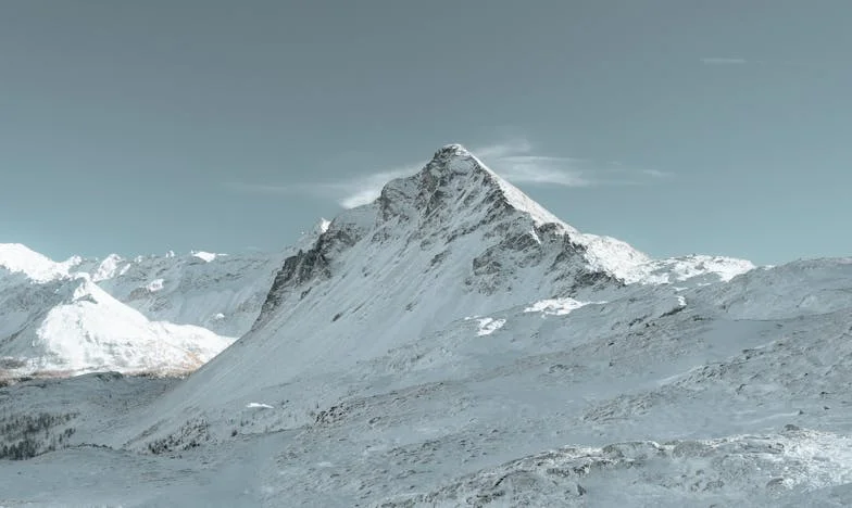 Mirosul pâinii calde și tăcerea care doare – Povestea Anei dintr-o bucătărie din București