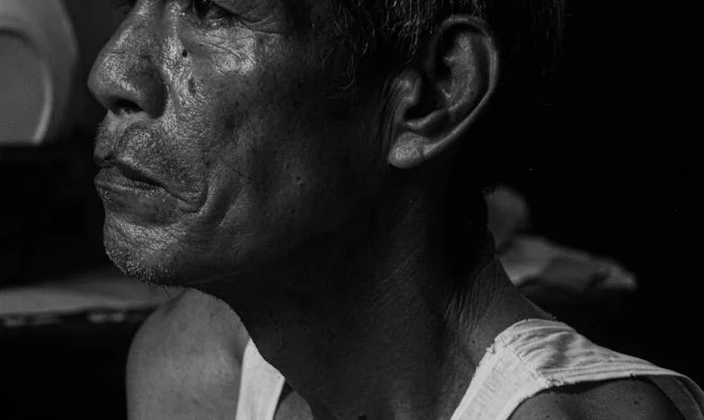 „Nu e copilul lui!” – Povestea unei mame românce despre respingere, curaj și iertare