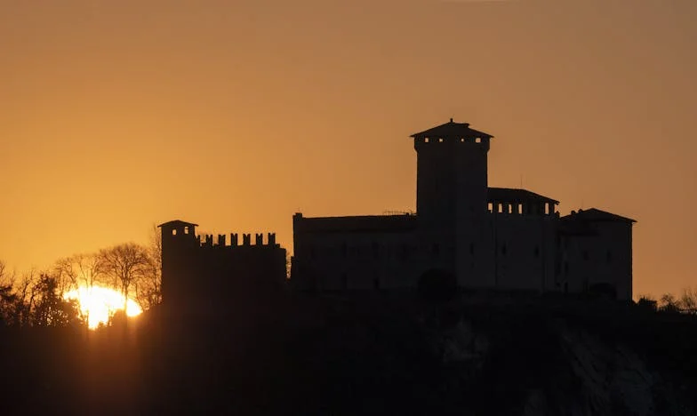 Parastasul de la etajul trei: Când o simplă vizită de familie scoate la iveală tot ce e mai ascuns