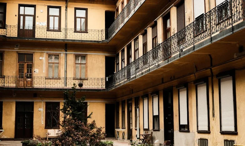 Portofelul soțului meu, zidul meu de închisoare: Lupta mea pentru libertate într-o căsnicie înghețată