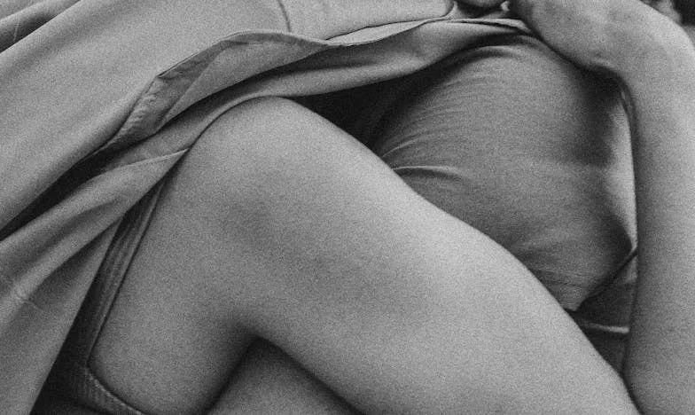 Singur la șaizeci de ani: Povestea unei mame care a dat totul și a rămas cu mâinile goale