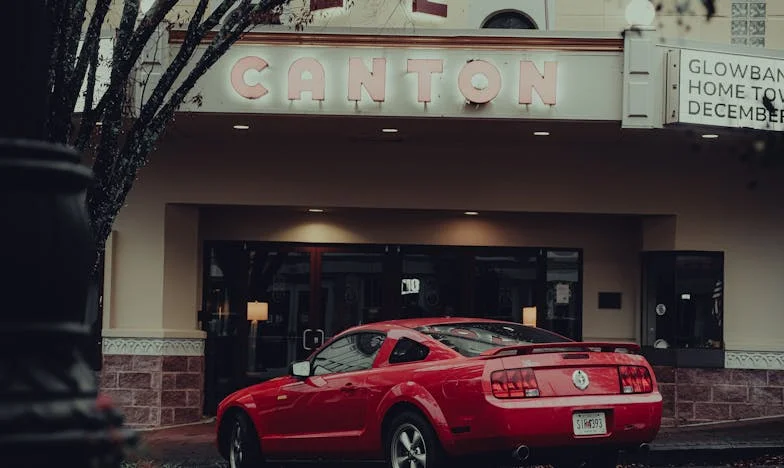 Sub mâna altuia: Povestea unei vieți trăite în umbra controlului