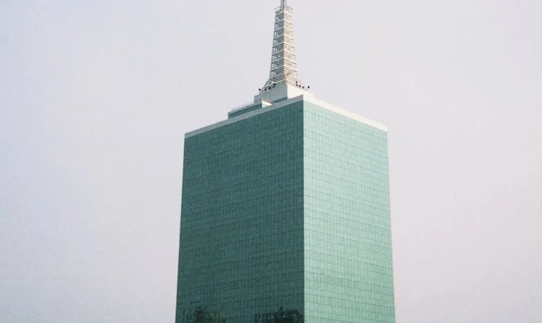 Umbra Tatălui: Când Familia Devine Povară