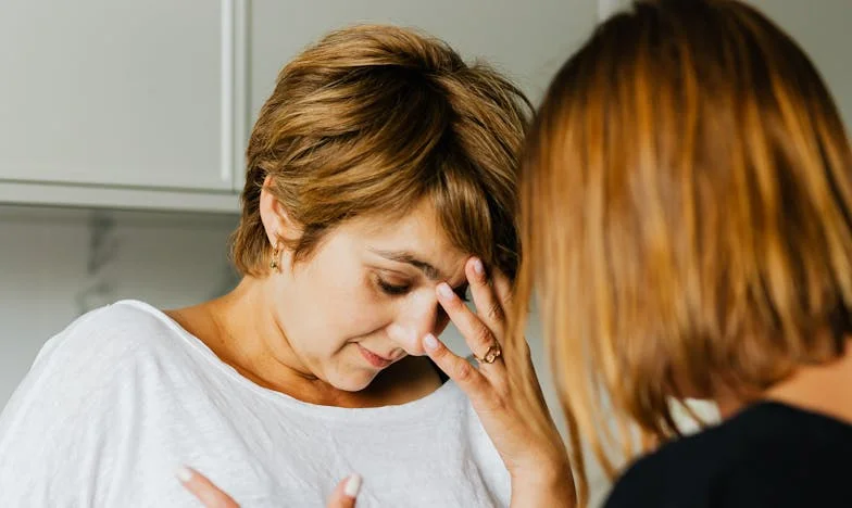 Când soacra s-a mutat la noi: Povestea războaielor tăcute dintr-o casă românească