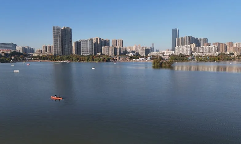 „Dacă ai avea conștiință, măcar o dată ai spăla vasele”: Povestea unei mame care a rămas singură și a fost acuzată că îi distruge familia fiului său