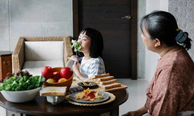 Între două lumi: Povestea unei familii despicate de bani și orgolii