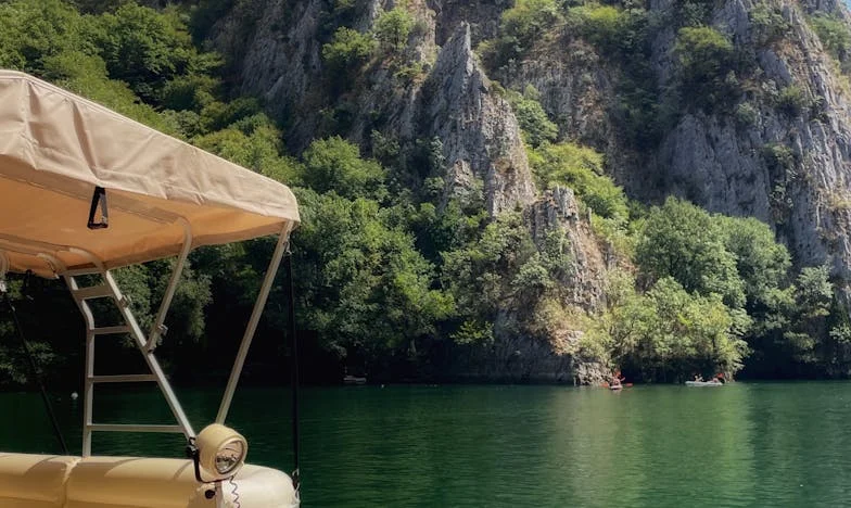 Între două lumi: Povestea unei nurori captive