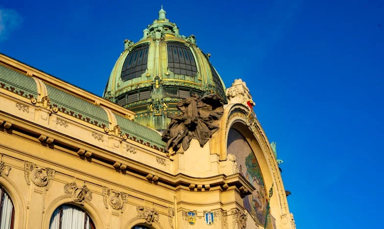 Între Dragoste și Nepăsare: Povestea unei Mame Românce