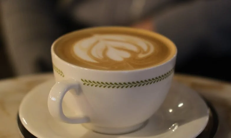 Nu ai voie să te așezi la masă. Povestea Anei, femeia care a refuzat să mai fie invizibilă