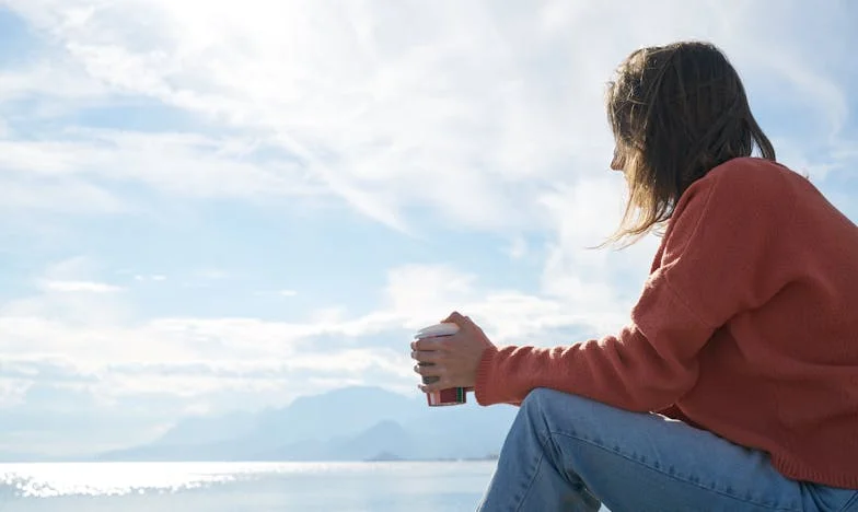 Pensionară și Singură: Povestea Unei Mame Uitate