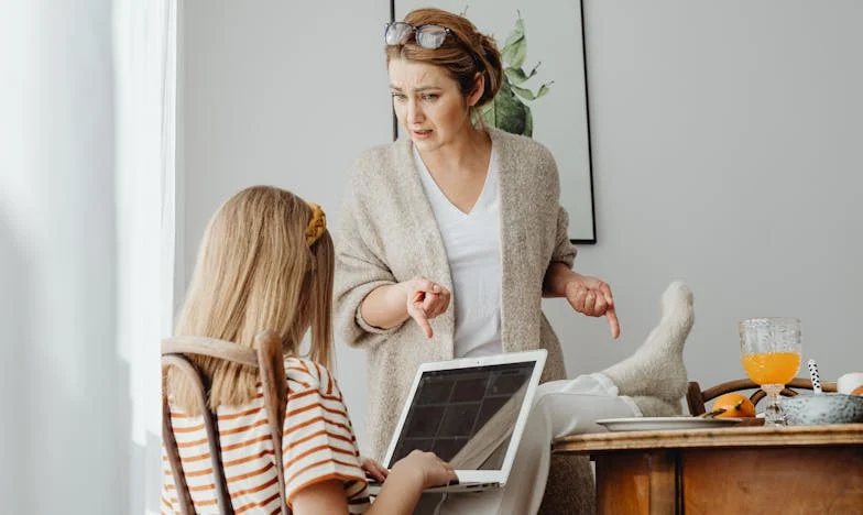 Un Cadou Fură Inima Familiei: Povestea Unei Trădări între Surori