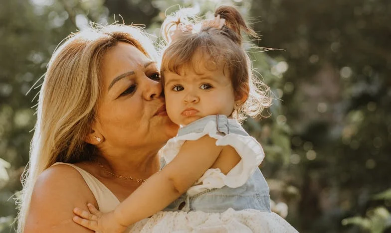 Băiatul cu părul de argint – Povestea unei mame care a luptat pentru fiul ei într-o lume plină de prejudecăți