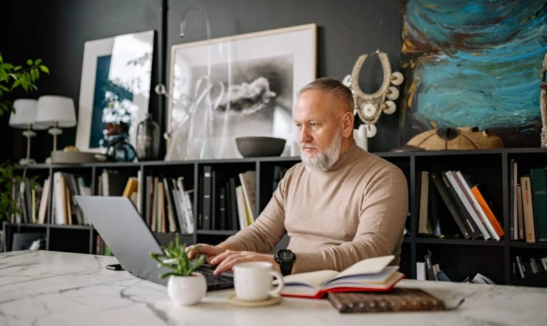 Între Minute și Pereți: Viața Mea în Umbra Soacrei din Amstelveen