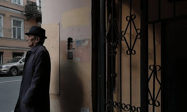 Singurătatea din subsol: Povestea lui Ilie și a vecinei sale, Adriana