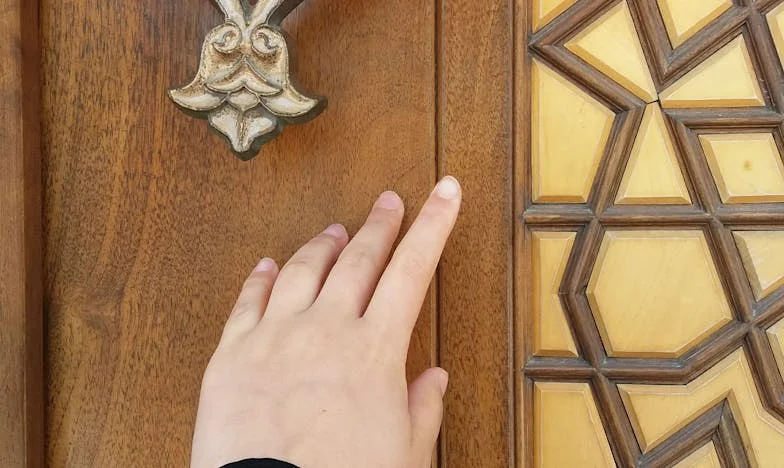 Soțul meu mi-a cerut să ascund vânătăile de mama lui. Sunt doar o piesă în teatrul lor de familie?