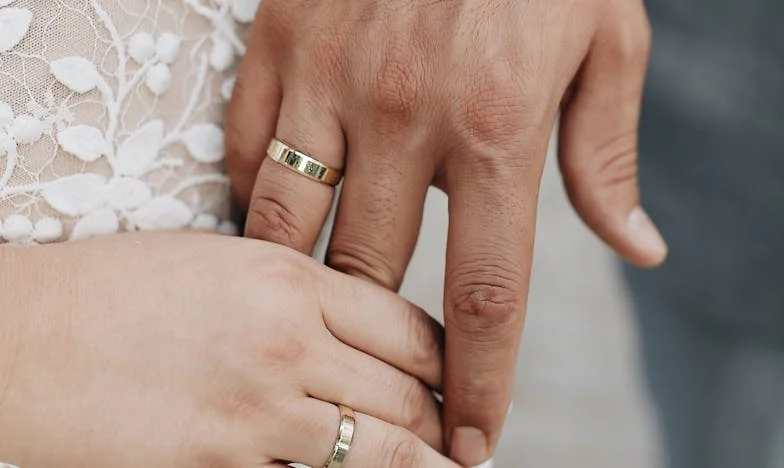 Tatăl soției mele ne-a invadat casa: Unde se termină familia și începe intimitatea noastră?