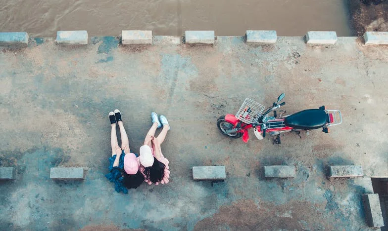 Când Granița se Rupe: Povestea Unei Mame și a Vecinei Sale