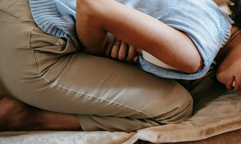 Când străinii îți bat la ușă: Noaptea care mi-a schimbat viața într-un bloc din București