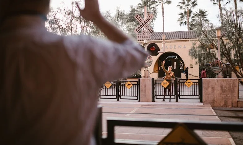 Cândva eram sufletul petrecerii. Azi nu am cui să dau un telefon de ziua mea.