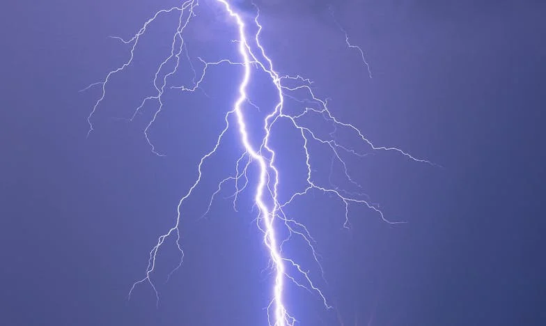 „Dacă mai aduci asta în casă, te pun să o mănânci cu tot cu ambalaj!” – Povestea unei iubiri toxice și a curajului de a spune stop