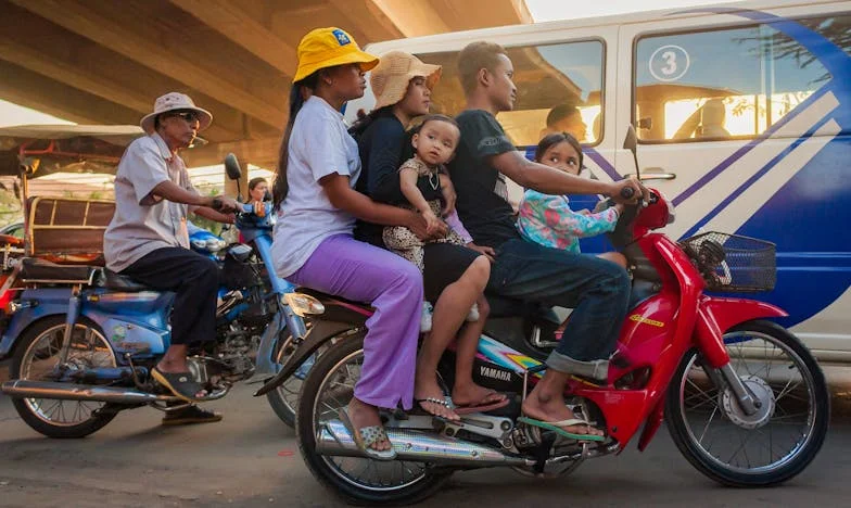 După treizeci de ani, soțul m-a părăsit pentru prietena din tinerețe – dar adevăratul șoc abia urma să vină