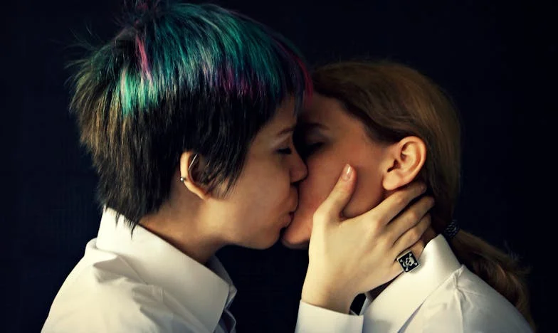 Fiul meu vrea să se căsătorească cu o femeie cu zece ani mai în vârstă și trei copii: Povestea unei mame sfâșiate între iubire și prejudecăți