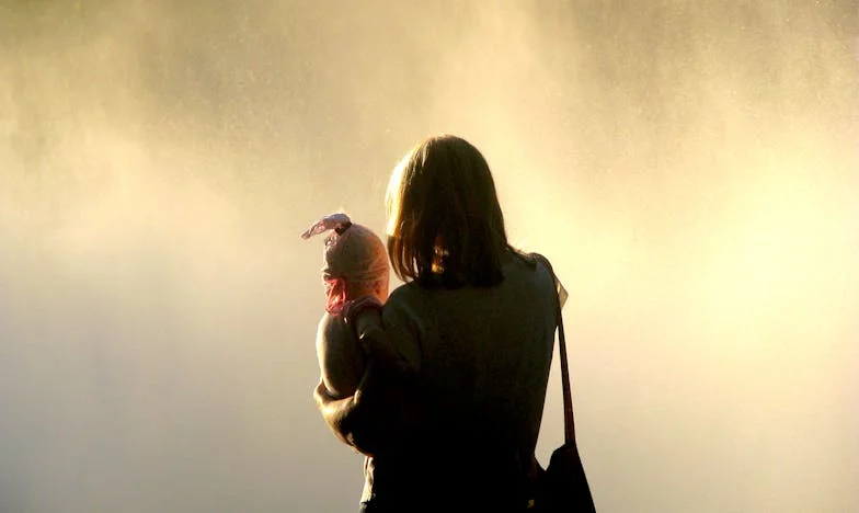 Prinsă în Cerc: Povestea Unei Mame Invizibile