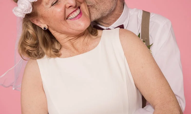 Soțul meu s-a întors din delegație tăcut. Două zile mai târziu, l-am văzut în brațele altei femei pe internet