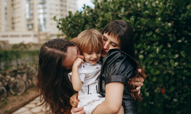 Umbrele tăcerii: Povestea Mariei, Luciei și a familiei lor