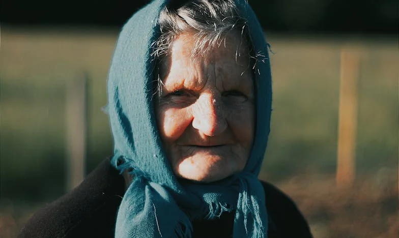 Vecina mi-a spus că soțul meu aduce o altă femeie acasă când nu sunt. Nu știu ce să fac.