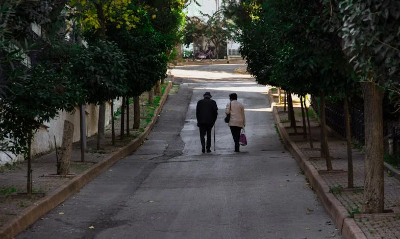 Când mâinile goale caută ziua de mâine: Dorința unei mame la șaizeci de ani
