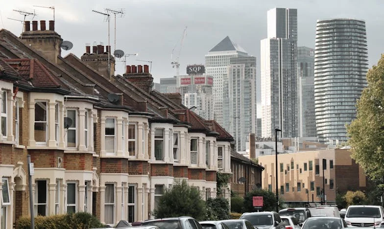 De la mop la birou: Povestea mea, femeia de serviciu care a ajuns să decidă soarta tuturor