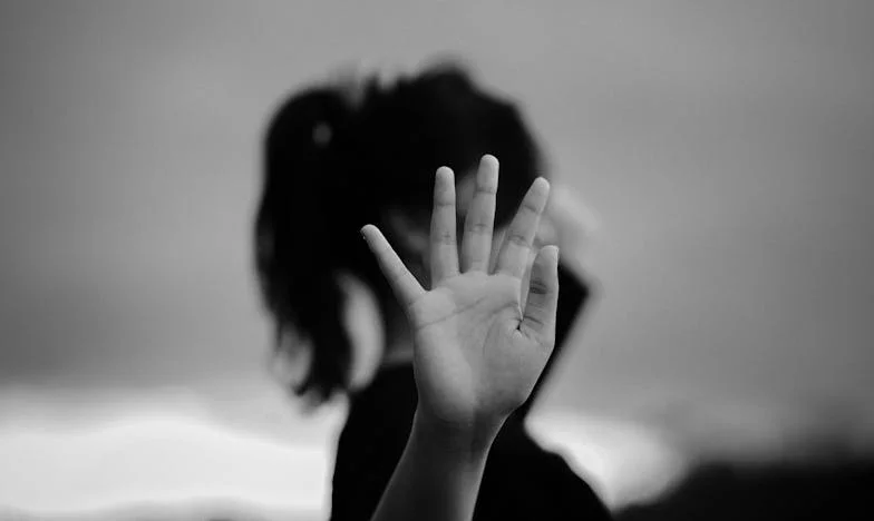 În holul rece, cu doi copii: Noaptea care mi-a schimbat viața